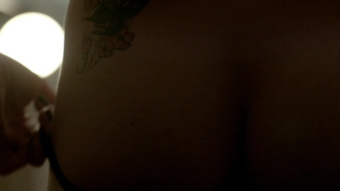 Pic: Juliana Schalch in O Negócio
