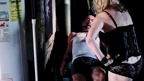 Pic: Lynn Lowry in Model Hunger