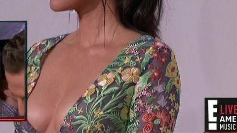 Pic: Olivia Munn in E! Live From the Red Carpet