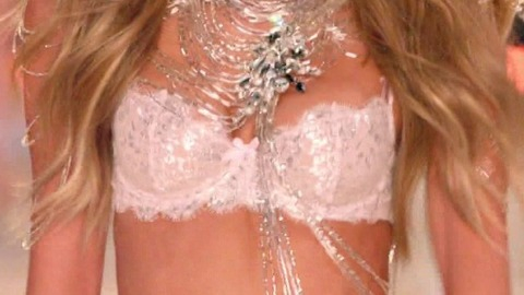 Pic: Romee Strijd in The Victoria's Secret Fashion Show 2016