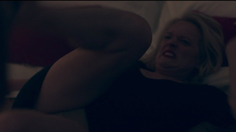 Pic: Elisabeth Moss in The Handmaid's Tale (2017)