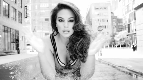 Pic: Ashley Graham in LOVE Advent