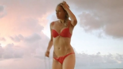 Pic: Tori Anderson in Caught