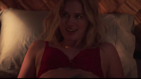 Pic: Elizabeth Lail in YOU (2018)