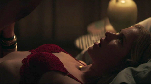 Pic: Elizabeth Lail in YOU