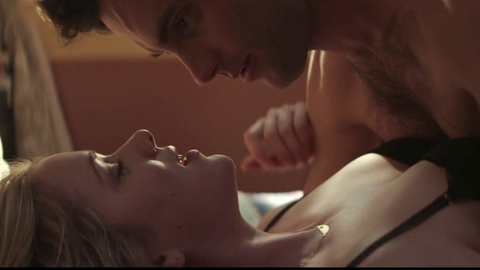 Pic: Elizabeth Lail in YOU