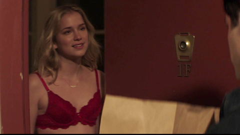 Pic: Elizabeth Lail in YOU (2018)