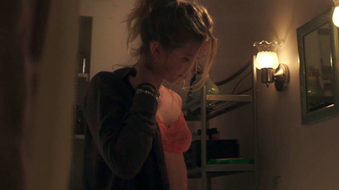 Pic: Elizabeth Lail in YOU