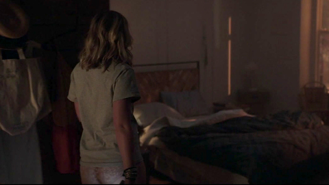 Pic: Elizabeth Lail in YOU