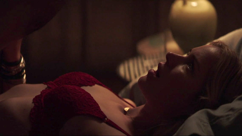 Pic: Elizabeth Lail in YOU (2018)