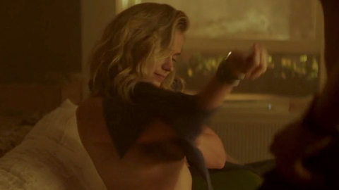 Pic: Elizabeth Lail in YOU
