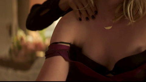 Pic: Elizabeth Lail in YOU