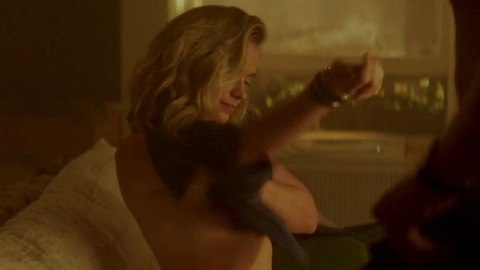 Pic: Elizabeth Lail in YOU