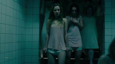 Pic: Saskia Rosendahl in Never Look Away (2018)