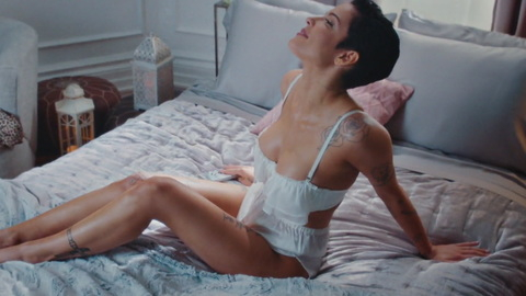 Pic: Halsey in Saturday Night Live