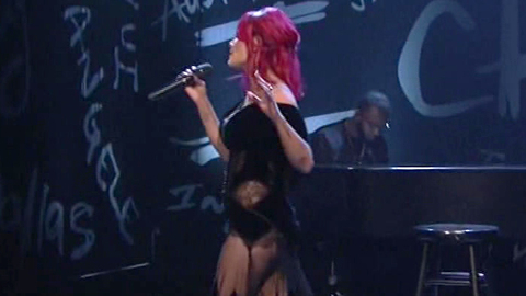 Pic: Halsey in Saturday Night Live