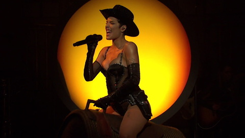 Pic: Halsey in Saturday Night Live