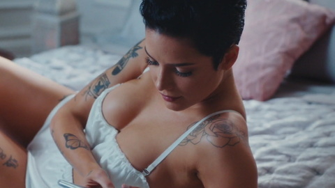 Pic: Halsey in Saturday Night Live