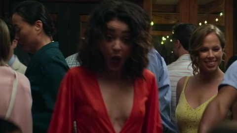 Pic: Sarah Hyland in The Wedding Year