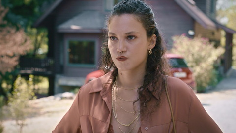 Pic: Melisa Şenolsun in The Gift