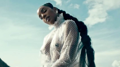 Pic: Kelly Rowland in Coffee