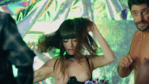 Pic: Brunna Martins in Hard