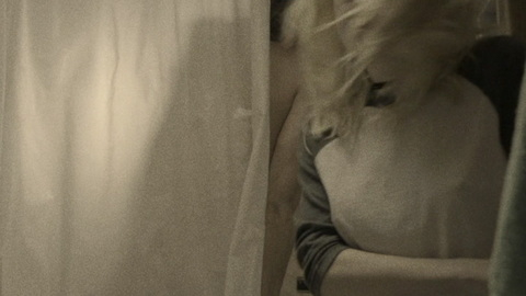 Pic: Dakota Fanning in Viena and the Fantomes