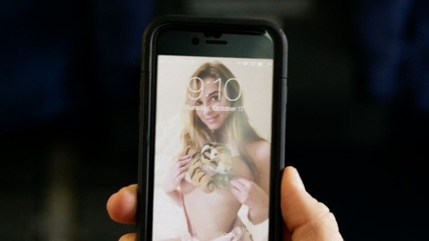 Pic: Lauren Swickard in Airplane Mode