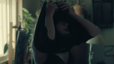 Pic: Luna Wedler in Je suis Karl