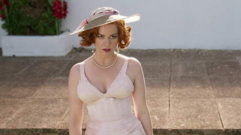 Pic: Isla Fisher in Blithe Spirit