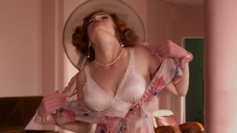 Pic: Isla Fisher in Blithe Spirit