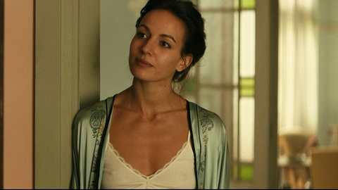 Pic: Antonia Desplat in Shantaram (2022)