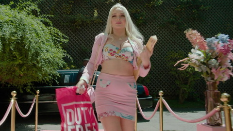 Pic: Kim Petras in Los Espookys