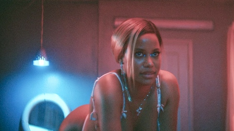 Pic: Taylour Paige in Magazine Dreams
