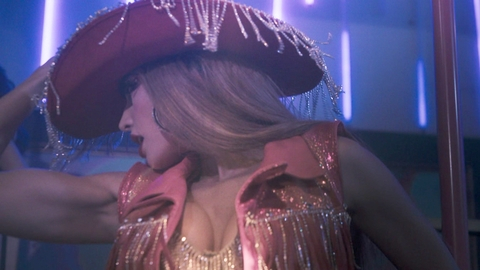 Pic: Paola Nuñez in Queens on the Run