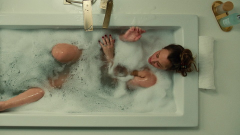 Pic: Kaley Cuoco in Based on a True Story (2023-2024)