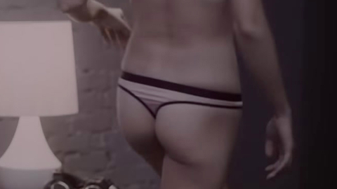 Pic: Taylor Misiak in Pillow Talking