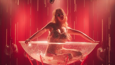 Pic: Serra Arıtürk in The Club