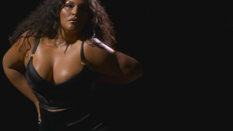 Pic: Paloma Elsesser in Victoria's Secret: The Tour '23