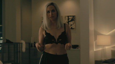 Pic: Kate Siegel in The Fall of the House of Usher