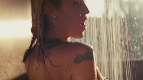 Pic: Miley Cyrus in Flowers
