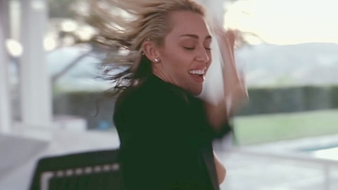 Pic: Miley Cyrus in Flowers