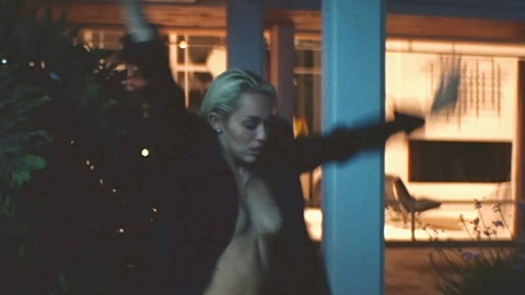 Pic: Miley Cyrus in Flowers