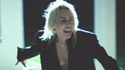 Pic: Miley Cyrus in Flowers