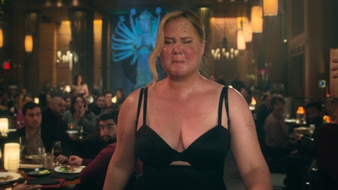 Pic: Amy Schumer in Kinda Pregnant
