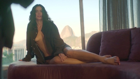 Pic: Bruna Marquezine in Benefits with Friends