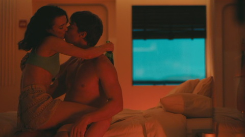Pic: Charlotte Le Bon in The White Lotus (2021)