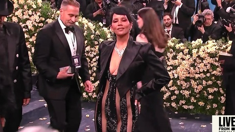 Pic: Halle Berry in E! Live From the Red Carpet