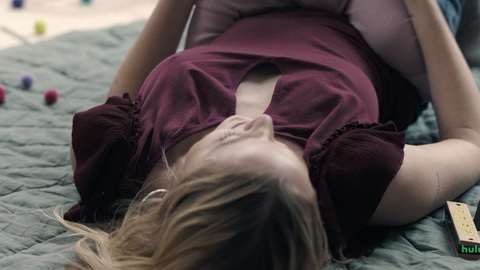 Pic: Maika Monroe in The Hand That Rocks the Cradle