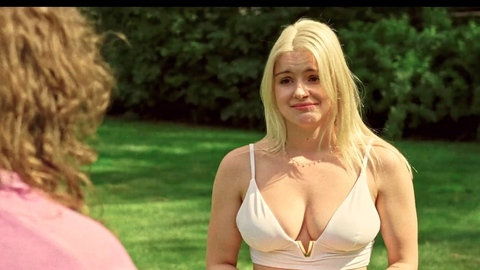 Pic: Ariel Winter in Pools